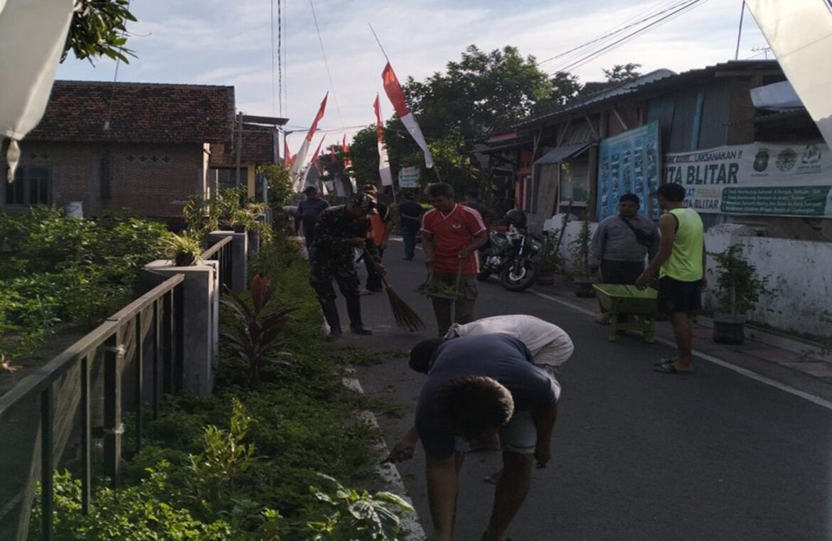 Ciptakan Lingkungan Bersih, Babinsa Koramil 0808/20 Sananwetan Kerja Bakti Bersama Warga