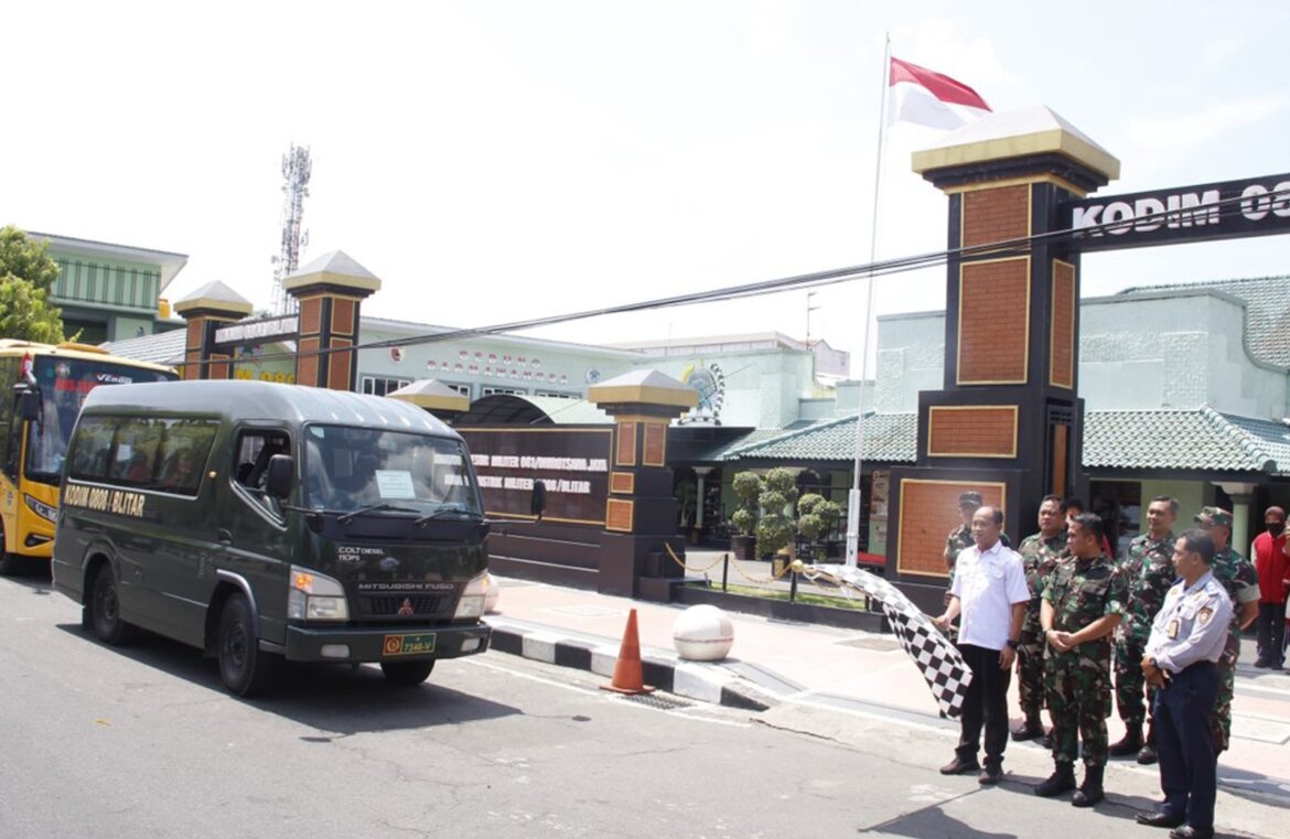 Kadispora Dan Kadishub Di Dampingi Dandim 0808 Melepas Kontingen Karate Piala Panglima TNI Dari Blitar