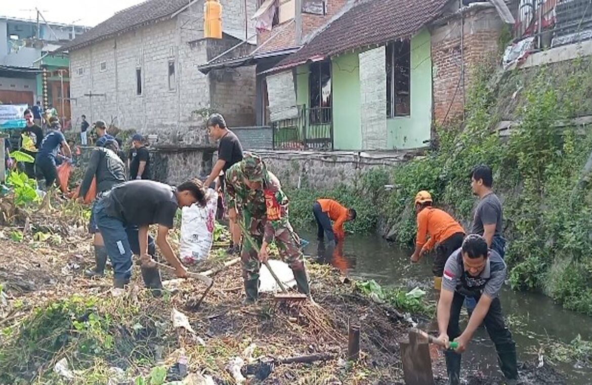 Sertu M. Nurhasan Babinsa Kelurahan Ngadirejo Bersama Warga Lakukan Aksi Bersih Kali Hulu