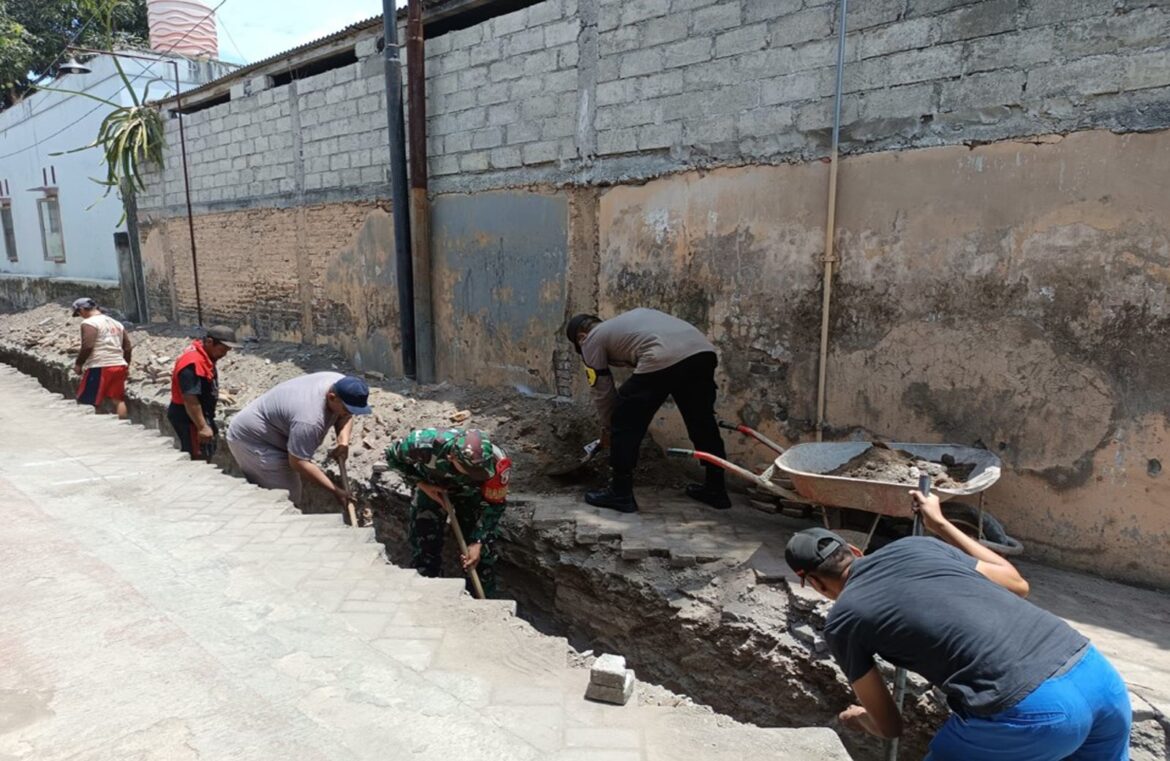 Babinsa Bersama Warga Bersihkan Galian Drainase Di Kelurahan Karang Tengah