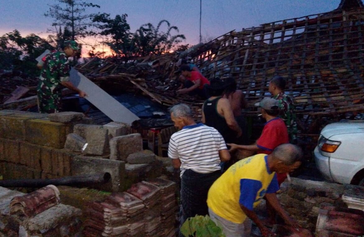 Dandim 0808/Blitar Instruksikan Kewaspadaan Pasca Hujan Deras dan Angin Kencang di Wilayah Blitar