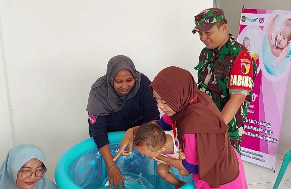 Peduli Pertumbuhan Anak Stunting, Dengan Terapi Renang Oleh Babinsa Koramil 0808/01 Sukorejo