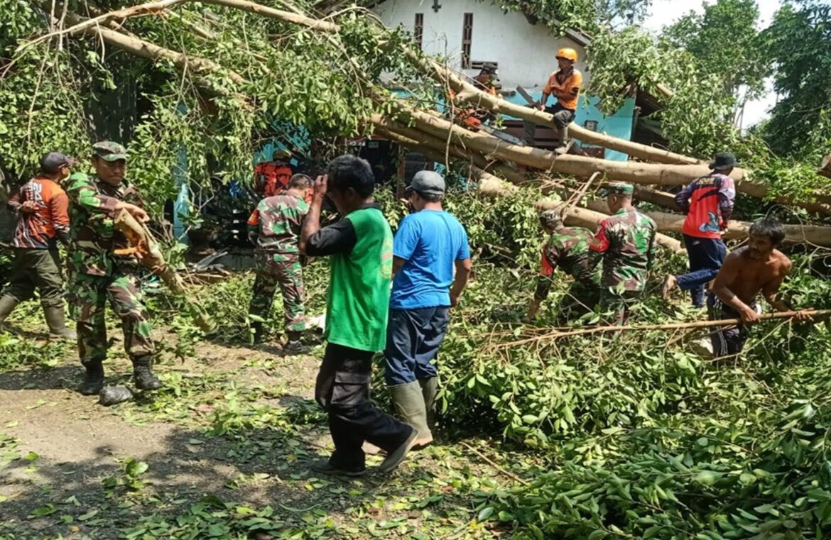 Kodim 0808/Blitar Laksanakan Karya Bakti Bantu Warga Terdampak Bencana di Blitar