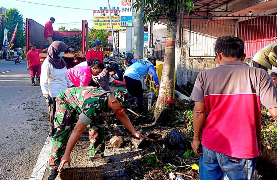 Lestarikan Budaya Gotong Royong, Babinsa Bersama Warga Kerja Bakti Bersihkan Lingkungan Kel. Tlumpu