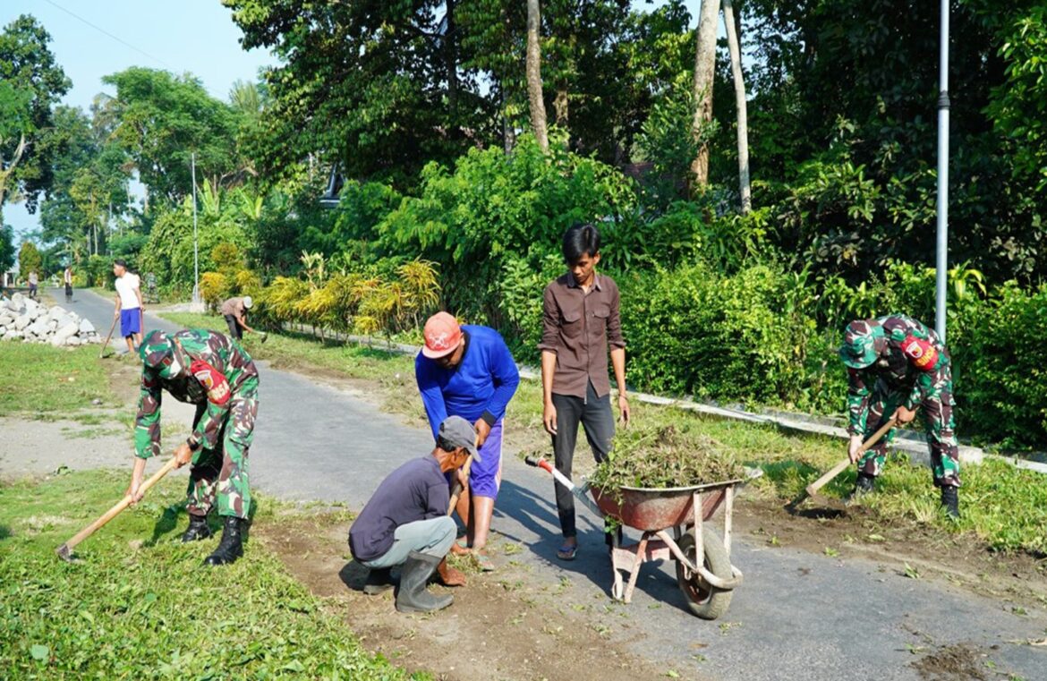 Wujudkan Lingkungan Bersih, Koramil 0808/05 Nglegok Kerja Bakti Bersama Warga Karanganyar