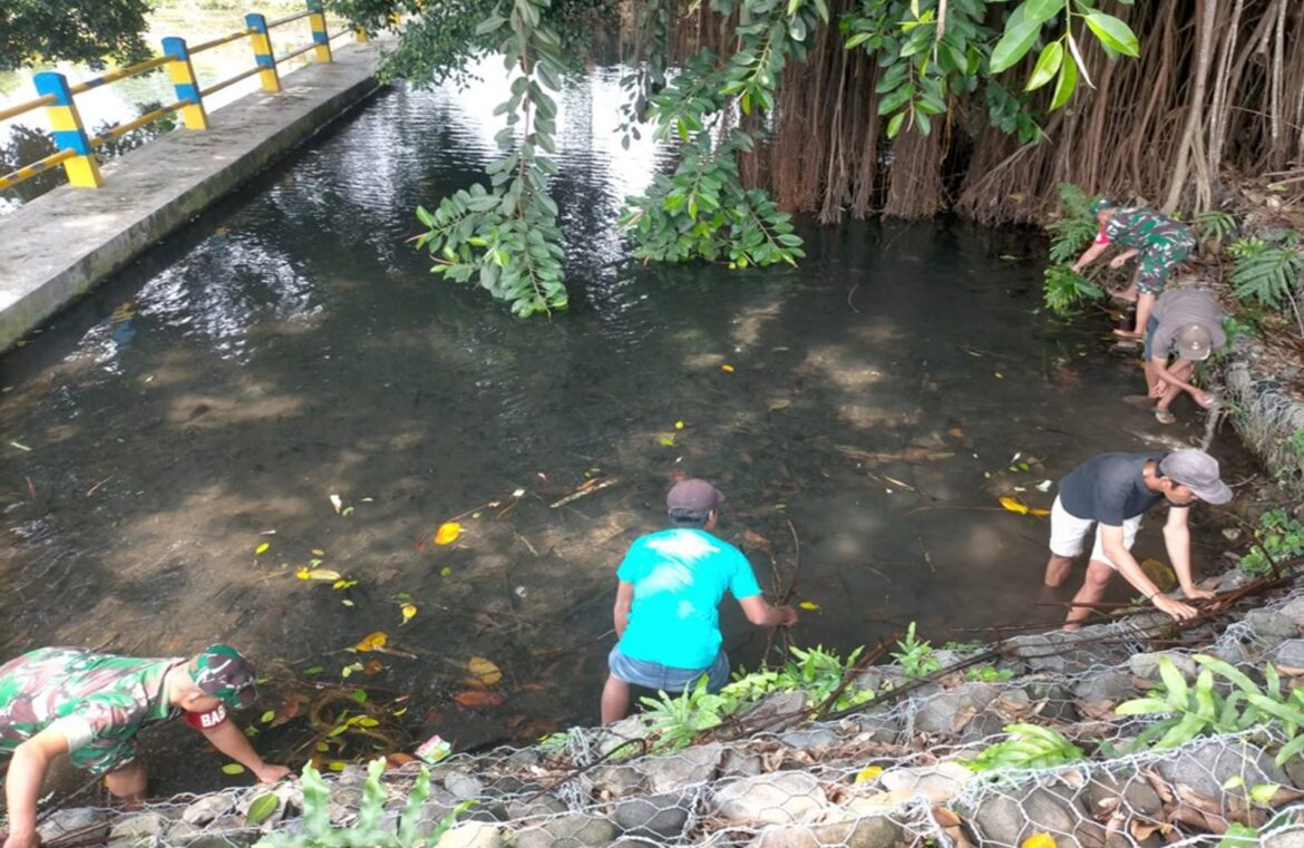 Babinsa Desa Duren Dan Warga Gotong Royong Bersihkan Sumber Air