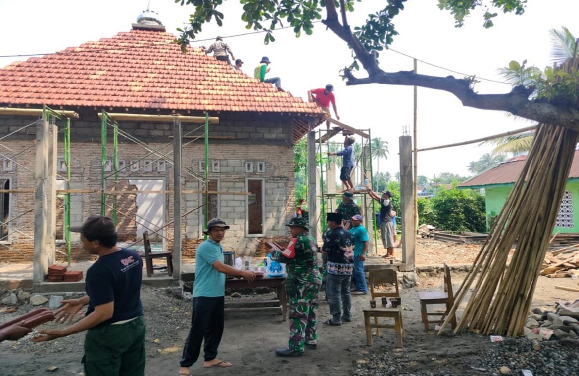 Jaga Hubungan Harmonis, Babinsa Koramil 0808/15 Gandusari Gotong Royong Pemasangan Genteng Mushola UPT SDN Soso 02