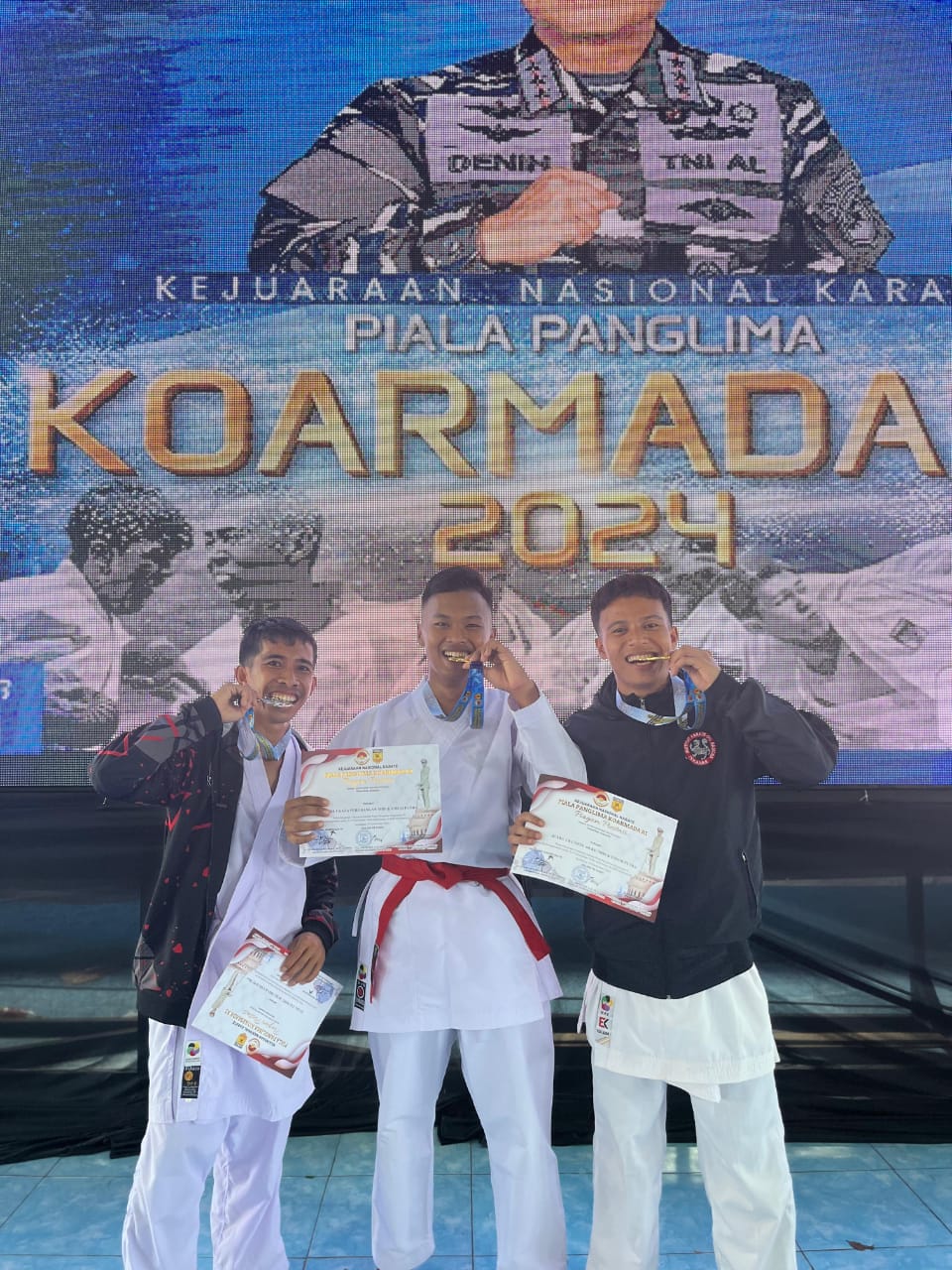 MEMBANGGAKAN!!!KARATEKA BINAAN LANTAMAL IX AMBON BORONG MEDALI PADA KEJUARAAN KARATE NASIONAL PIALA PANGKOARMADA RI