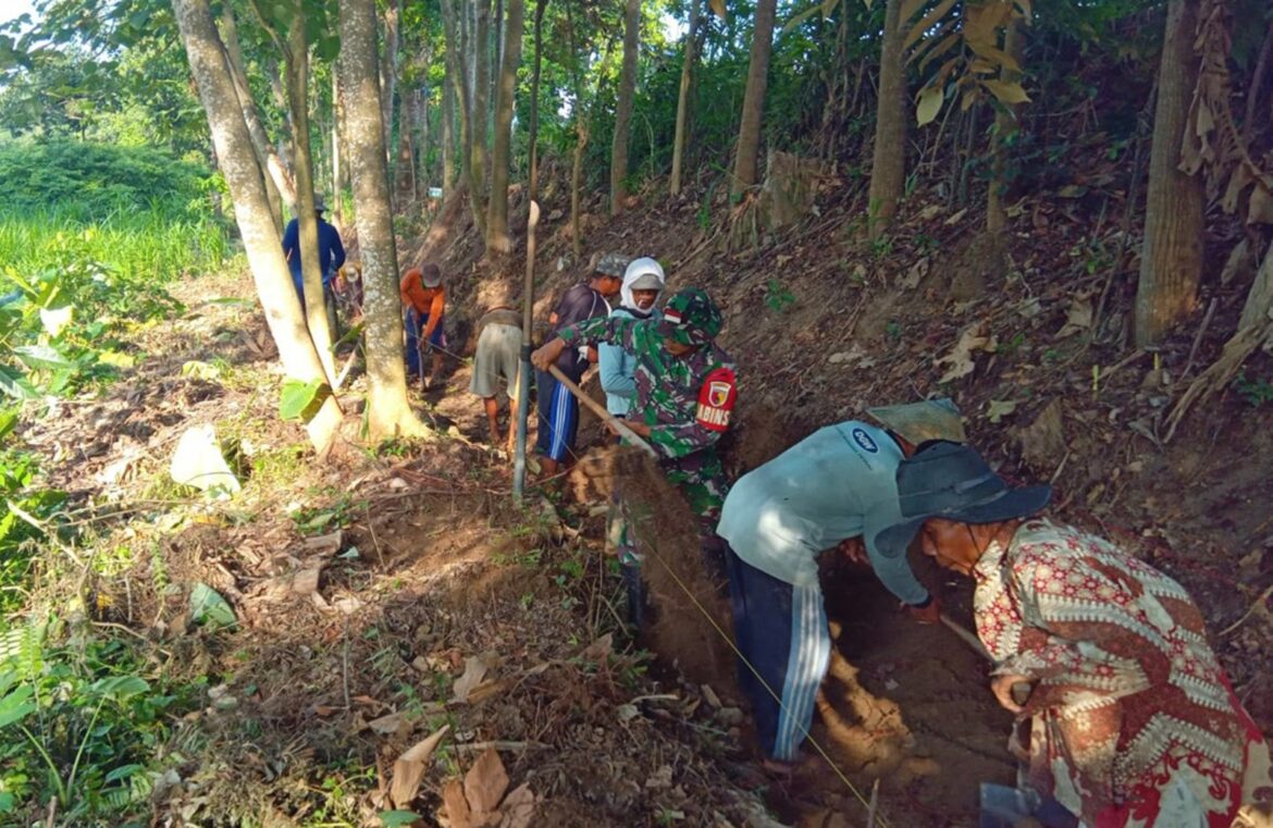 Bersama Warga Babinsa Desa Kebunduren Gotong Royong Bangun Saluran Irigasi