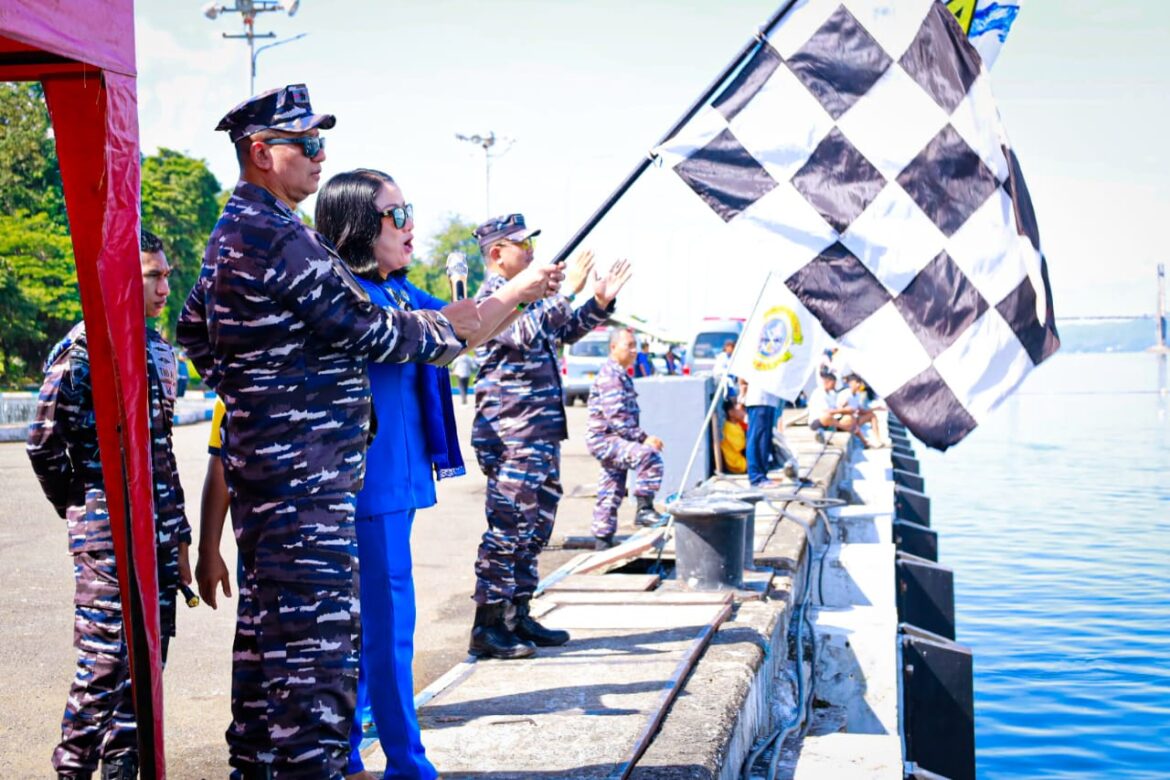 SEMARAKKAN HARI ARMADA RI KE 79 TAHUN 2024 LANTAMAL IX AMBON GELAR LOMBA DAYUNG PERAHU HIAS