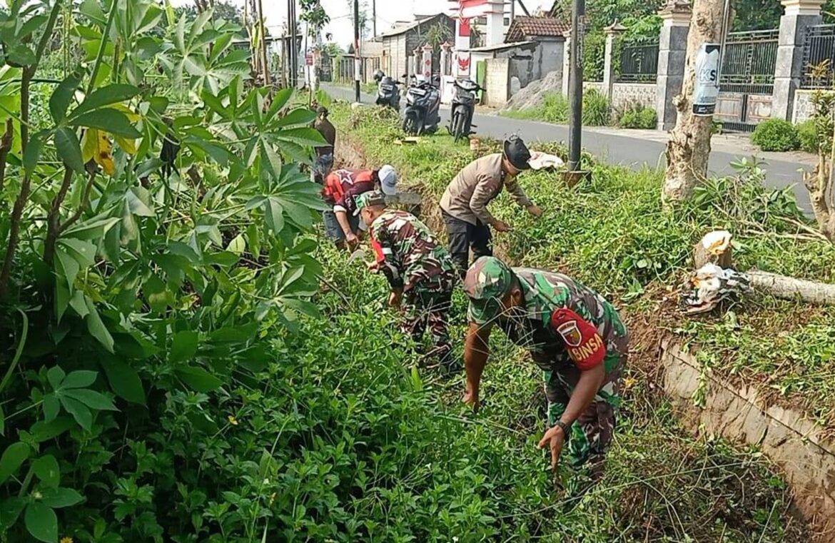 Minggu Bersih, Babinsa Desa Wonodadi Bersama Warga Kerja Bakti Bersihkan Parit Jalan Desa