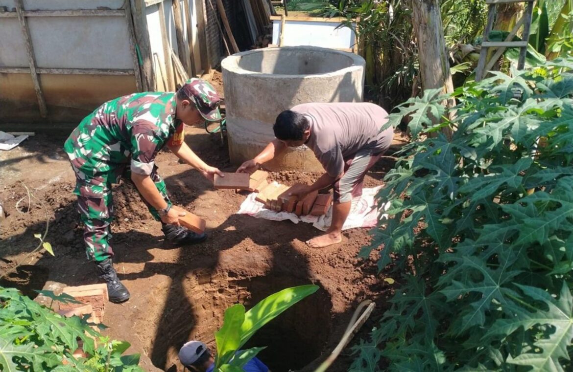 Ciptakan Lingkungan Sehat, Babinsa Kesamben Bantu Pembuatan Sarana MCK Warga